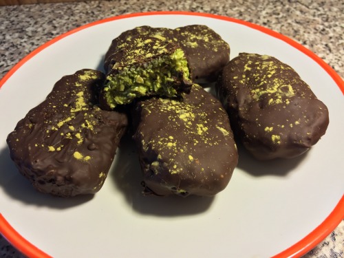 Coconut Matcha Chocolate Bars Ingredients: 1 can (397g) condensed milk 200g desiccated coconut 200g 