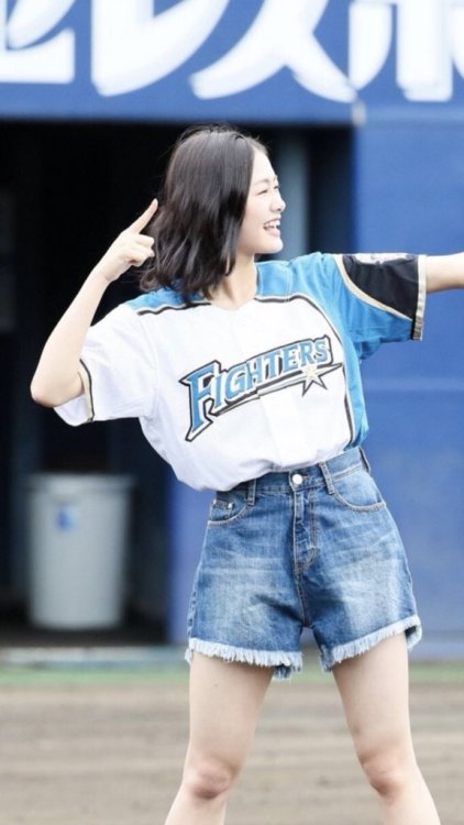 長谷川玲奈さんのツイート: お気づきになっただろうか 彼女はホームラン予告をしたことがなかったためやり方がわからず 何故かバットと一緒に指もホームラン予告をしてしまったことを。 #普通に恥ずかしい h