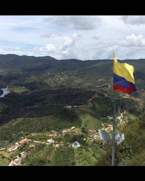 #guatape #pueblo #Colombia #elpenol #elpeñol #bigassrock almost to part 1 of the top there is a lower top and then a tippy tippy top top 😆   #Colombia #SouthAmerica #lostnachos2017