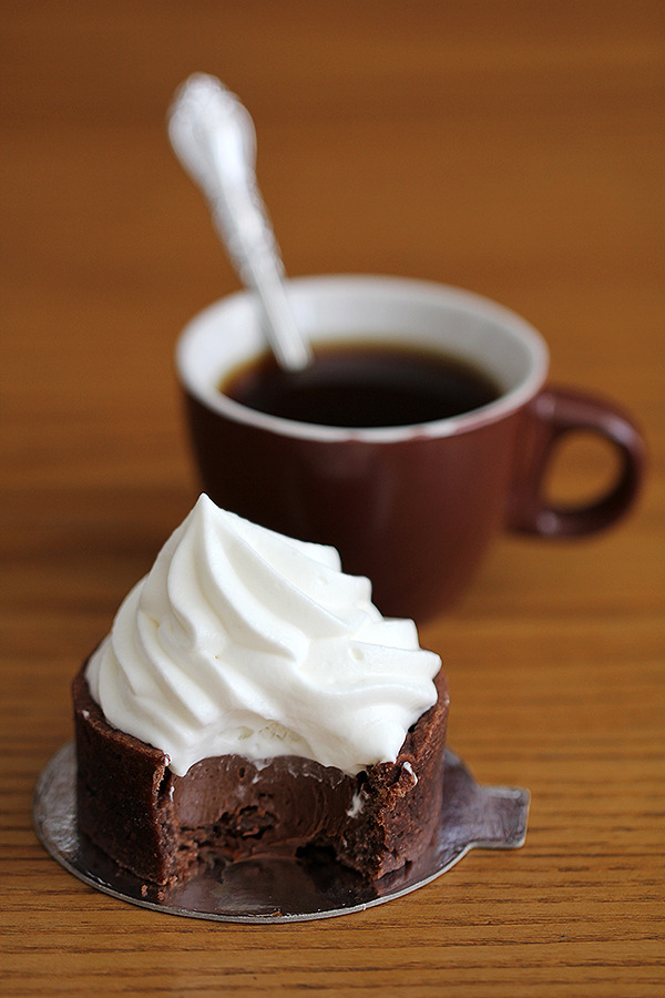 fullcravings:  Chocolate Pudding Tartlets with Whipped Cream (recipe in Hebrew)