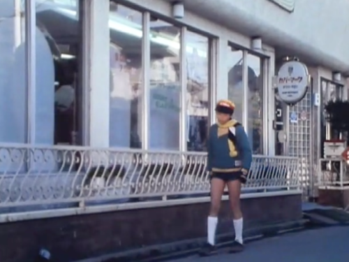 Gants, écharpe, anorak, casquette, chaussettes hautes et short court: une belle tenue pour le