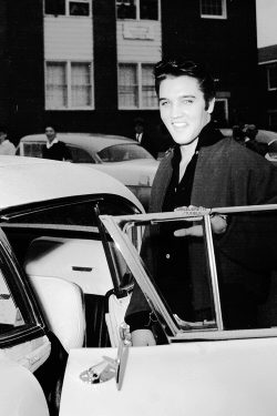 vinceveretts:  Original Caption:  Elvis Presley