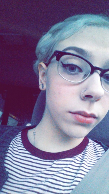 floralhickeys:  I haven’t posted an updated selfie in awhile so here ya go ☁