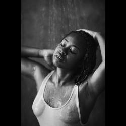 lameilleurrr:  Cooling off, it’s been pretty hot in LA lately 📸: @mingsociety •PRT 1•  #coolingdown #blackgirlsrock #vsco📷 #instaartist #losangelesphotographer #blackandwhitephotography #blackandwhitephoto #joemoneyxx #losangelesmodel #lamodeling