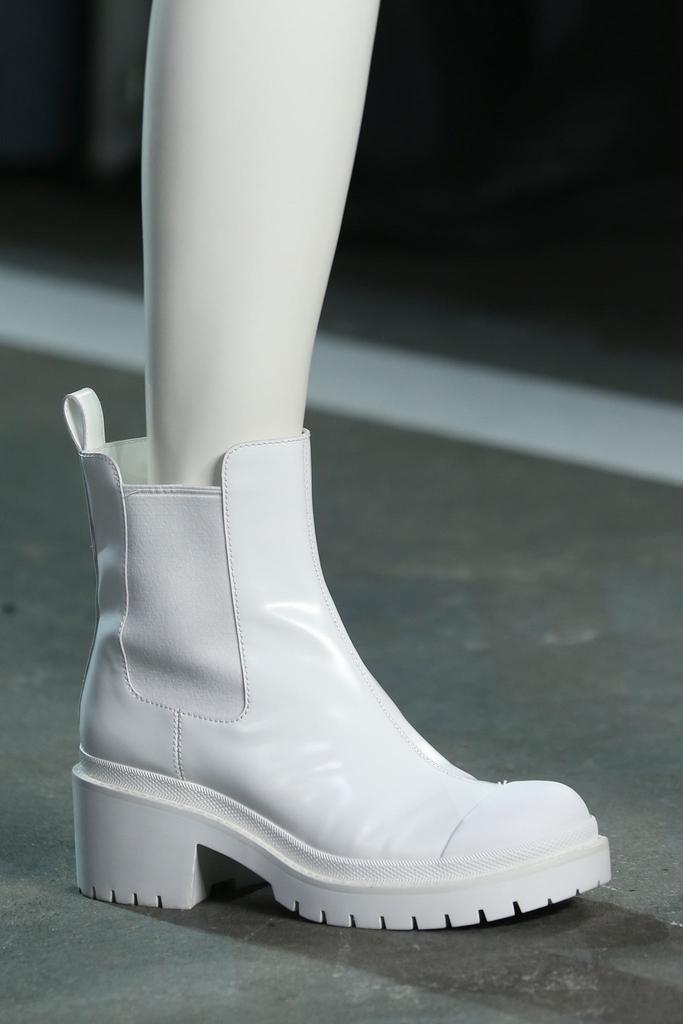 beyoncesasshole:  arctictic:  Shoes at Marc by Marc Jacobs Spring 2015 NYFW  I fuc