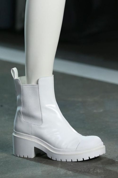 beyoncesasshole:  arctictic:  Shoes at Marc by Marc Jacobs Spring 2015 NYFW  I fuc w these boots so hard 