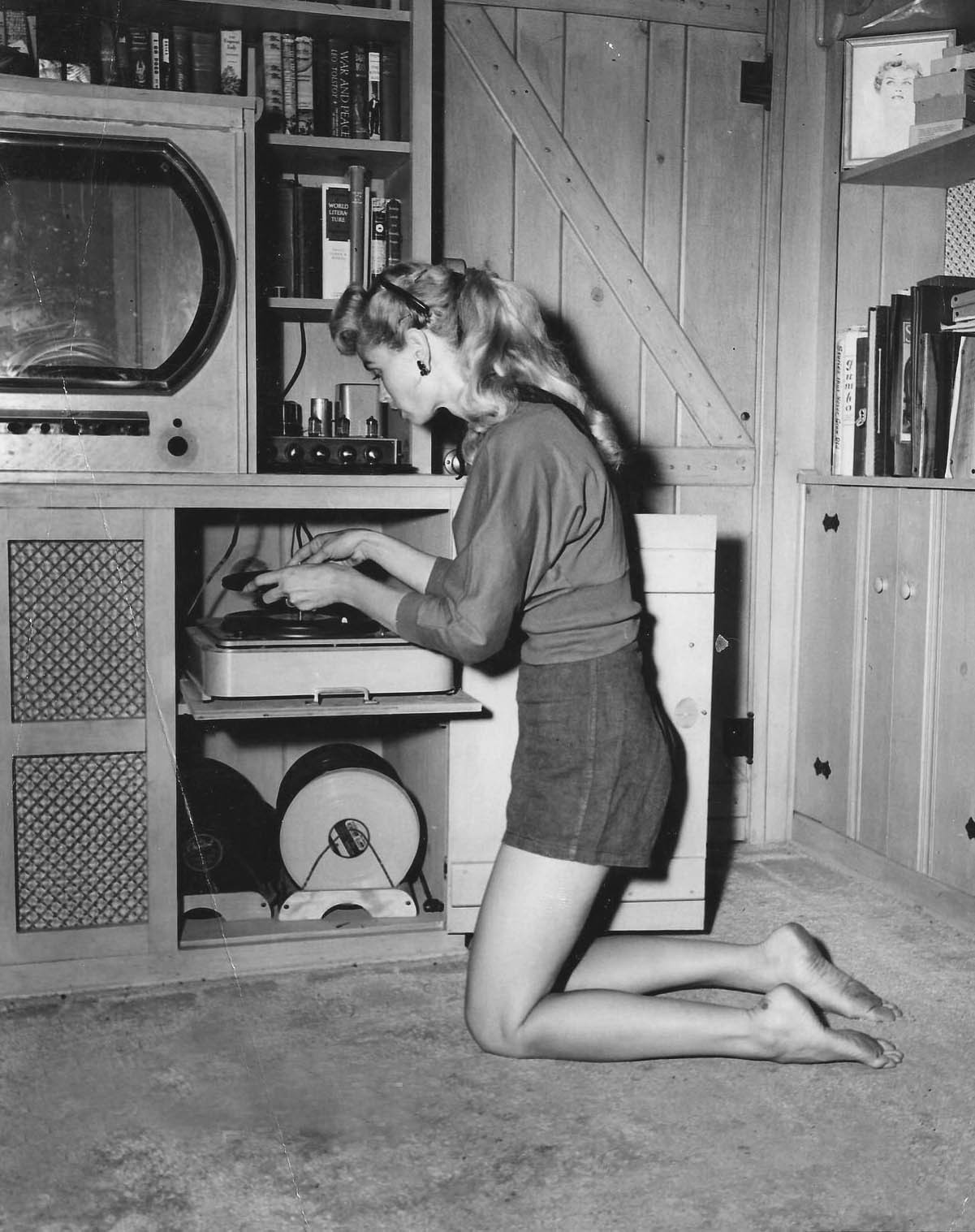 retrogirly:
“ Irish McCalla listens to records.
”