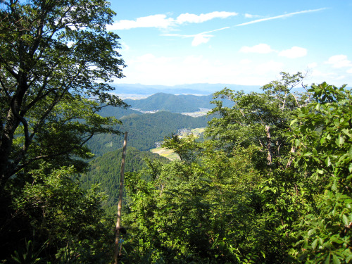 権現山（ごんげんやま、Mt.Gongen）標高565m、越前市（旧今立町）20110911権現山山頂からの眺望官行造林記念石鞍部の四阿