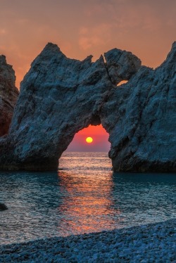 0ce4n-g0d:  Red sun and a hole in the rock by carsten