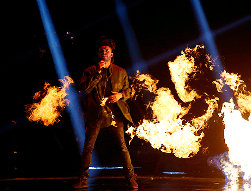 celebritiesofcolor:  The Weeknd performs at the 2015  MTV Video Music Awards 