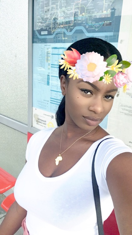 tonztonia:flower child