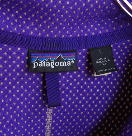 dojoe-tokyo:  patagonia”  baby retro cardiganmade in USAsize L—身幅 61cm着丈 64cm袖丈 62cm (脇下～袖先)—￥13200(tax in)パタゴニア90sの名作、ベビーレトロカーディガンナチュラル×エッグプラントの人気モデル、レアカラーお探しだった方、この機会に是非。写真参照）両袖にピンホールがあったのでリペアしました。また目立ちませんが、襟部分にリペア跡、裾に薄汚れが見られます。