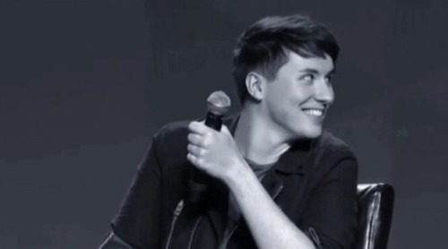 deathly-hallowing:dan seeing phil backstage