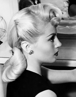 Manou-Ska:lana Turner