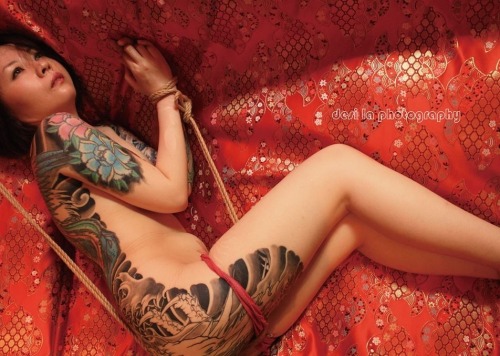 desilaphotography:  Desi La - シリーズ輝く静寂  縄／写真 ー DESI LA  モデル ー 四つ指グランギニョル