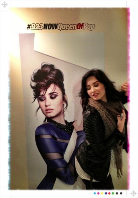  @ ddlovato Só tenho feito visitas 92,3 AGORA! Teve uma explosão .. Obrigado rapazes para o cartaz gigante na frente!! Haha ❤ ❤ ❤ 