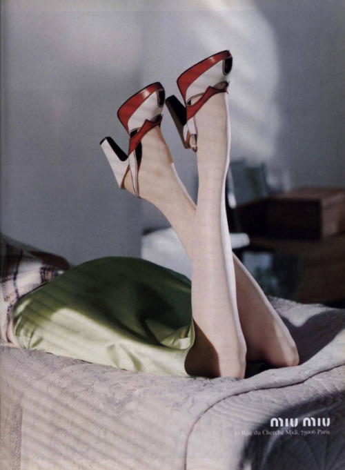 a-state-of-bliss:  Miu Miu Fall/Wint 2000 - Jenny Vatheuer by Horst Diekgerdes 