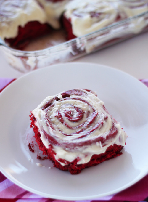 thecakebar:  Red Velvet Cinnamon Rolls Tutorial 