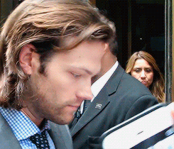 wellcometothedarkside:Jared being a cutiepie at CW Upfronts 2014. (x)