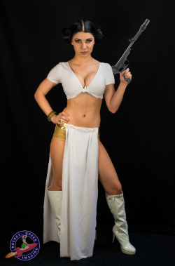 hotcosplaychicks:  Rose As a Sexy Princess