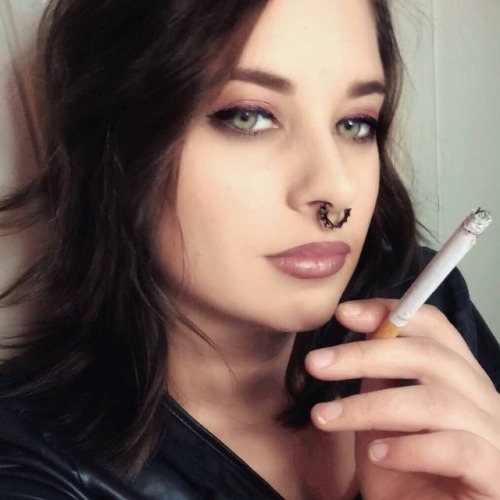 rickysmoker:@dopegurrrl looks grest in this pic. #smoking #smokingfetish #smokingbeauty #smokinggirl