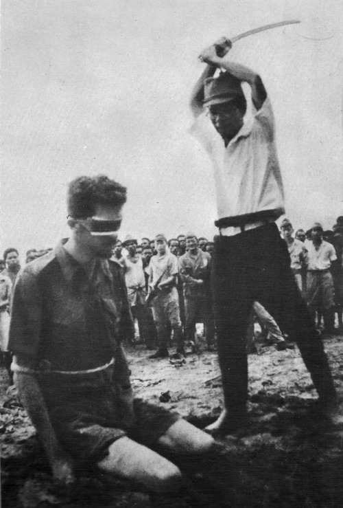 Leonard Siffleet about to bebeheaded by Chikao Yasuno (1943).Siffleet was a radio operator ofthe Aus