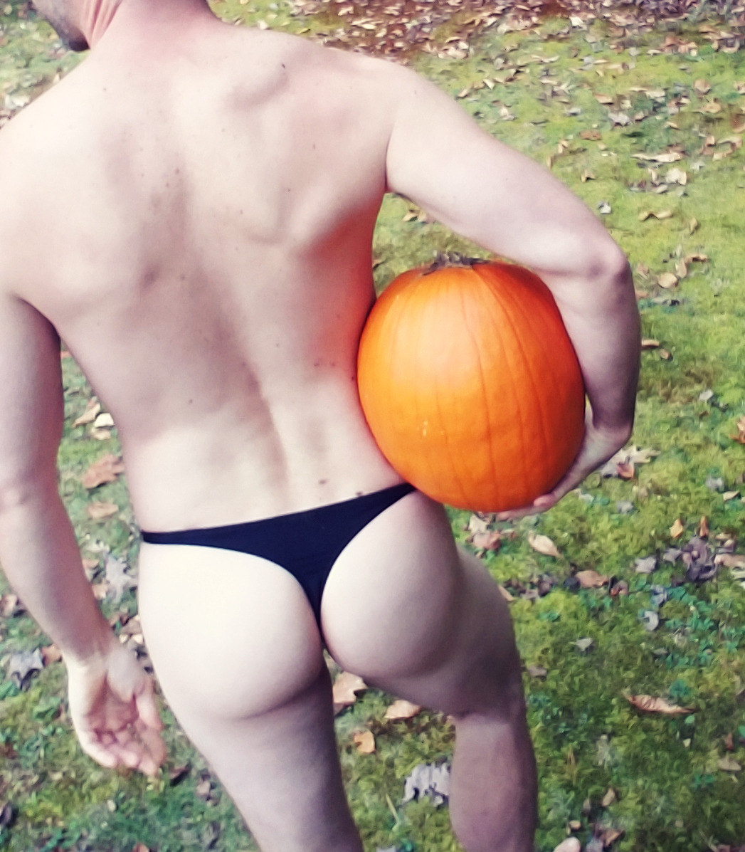manlyundies:  undiedude-me:Hey there, Pumpkin 🎃   Looking good out there! 