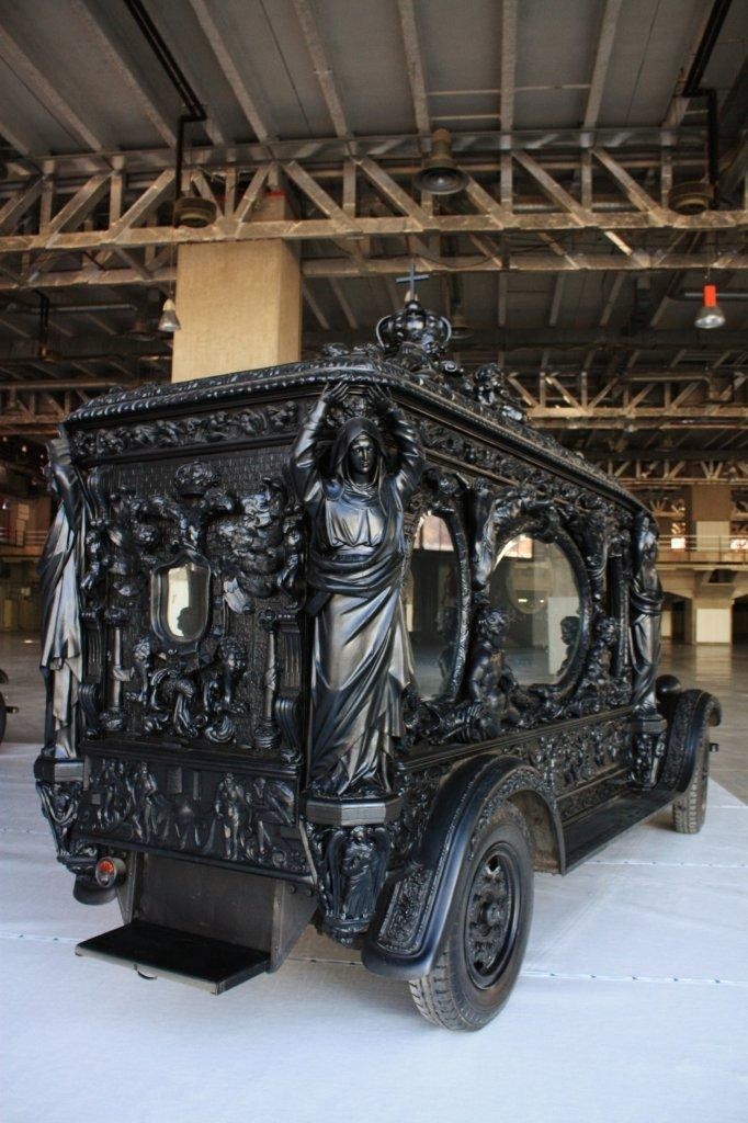 kenobi-and-barnes: steampunktendencies:   Antique hearses   These are awesome.The