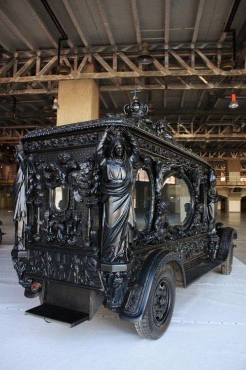 curvethemoonshine: kenobi-and-barnes:  steampunktendencies:  Antique hearses  These are awesome.The 