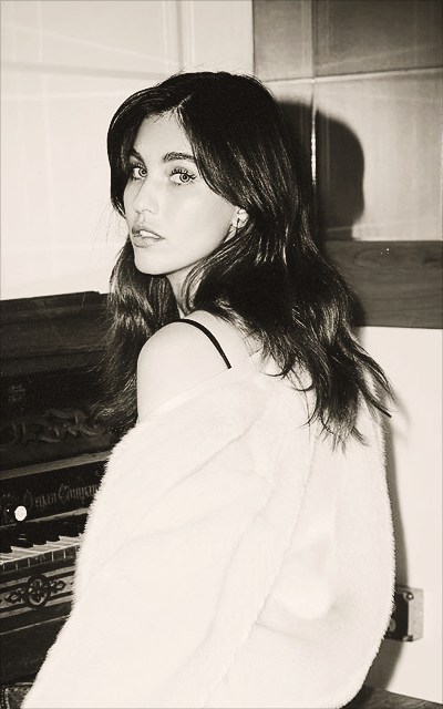 rainey qualley (actress & singer) 

›

white (american), 1990.