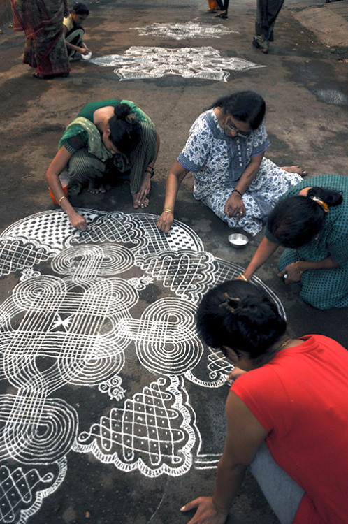 wookiewuv:   Kolam is a rangoli traditionally composed of geometric lines and shapes, drawn around a grid pattern of dots. It is drawn by south Indian women with rice or chalk powder in front of their homes.   ॐ 