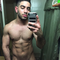 missnlinc:  Sexy lightskin 😄
