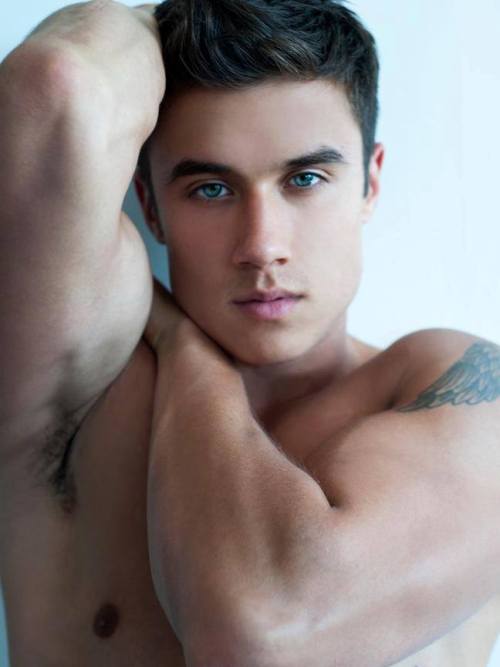 tiosquequitanelhipo:  Aaron McGuire