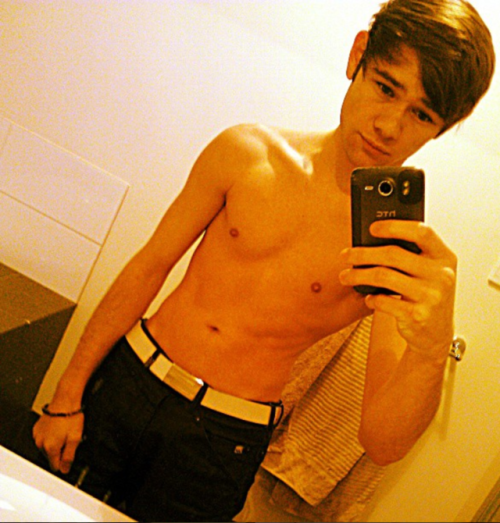 manniberlin:  boyperfection101: Sebastian Rhodes (2/4)  Selfie boy XXL 