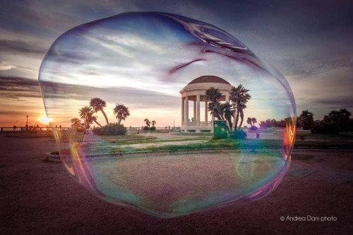 Il mondo dentro una bolla di sapone…  #volgolivorno #andreadani #best_sunset #boiade #betusca