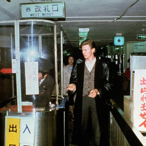 vintageeveryday:A collection of 20 candid photographs of David Bowie touring around Kyoto, Japa