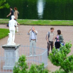 #Peterhof. #Moments &amp; #portraits 26/37  #family on #vacation #streetphotography #sculpture #ass #photographer #Father #Slava #Andrey #Lenka #husbands &amp; #wifes #veryoldgirl #oldboy #boy #girl :) #pond #park #art #monuments #monument #walk #photohun