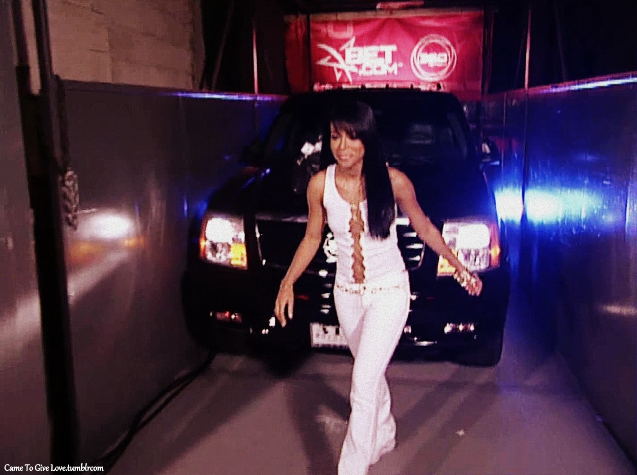 cametogivelove:The entrance of a superstar with a platinum voice and a heart of gold
