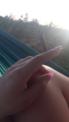 lilnippyy:  blunts at sunset 💚