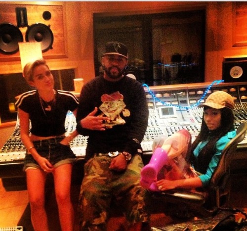 faaancyxoxo: xobaddestbitchez: nickimlnaj: mileynation: Miley with Nicki Minaj in the studio yest
