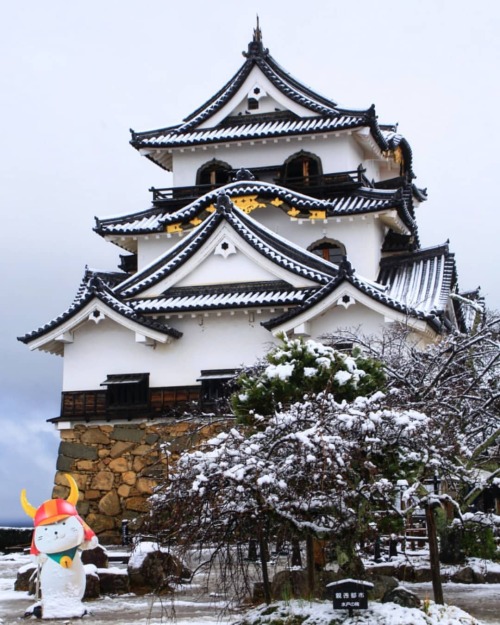 【滋賀県】彦根城雪❄️ . ひこにゃん（パネル）️ . （2021/12/18撮影） . #彦根城 #ひこにゃん #雪景色 #しがトコ #彦根城 #彦根城天守閣 #彦根 #雪化粧 #しがとこ #天守閣