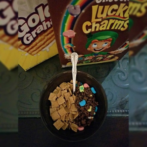 Someone came in clutch with a #midnight #cereal delivery#goldengrahams #chocolateluckycharms #al