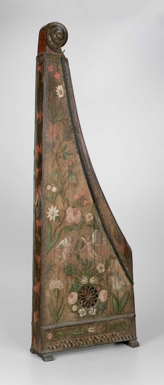 aleyma:Psaltery (arpanetta), made in Germany, c.1670 (source).