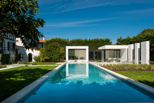 PISCINE & POOL-HOUSE Architect : Atelier Delphine Carrere Landscape architect : Atelier 10 Locat