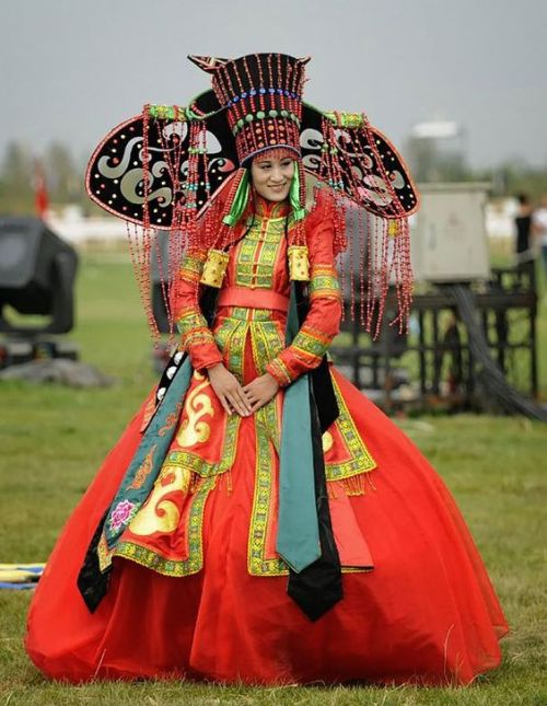 Mongolian women (Click to enlarge)Numbers 7 and 8 are reconstructions of the clothing of a Mongolian