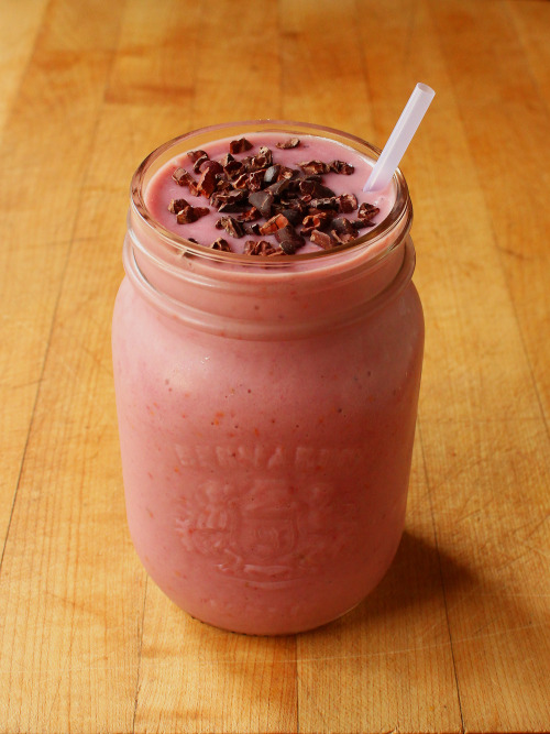 garden-of-vegan:  Creamy Berry-Banana-Mango Smoothie (1 cup soy milk, ½ cup frozen raspberries, ½ cup frozen strawberries, 1/3 cup frozen mango, 1 banana, 1 tbsp strawberry soy protein) topped with cacao nibs.