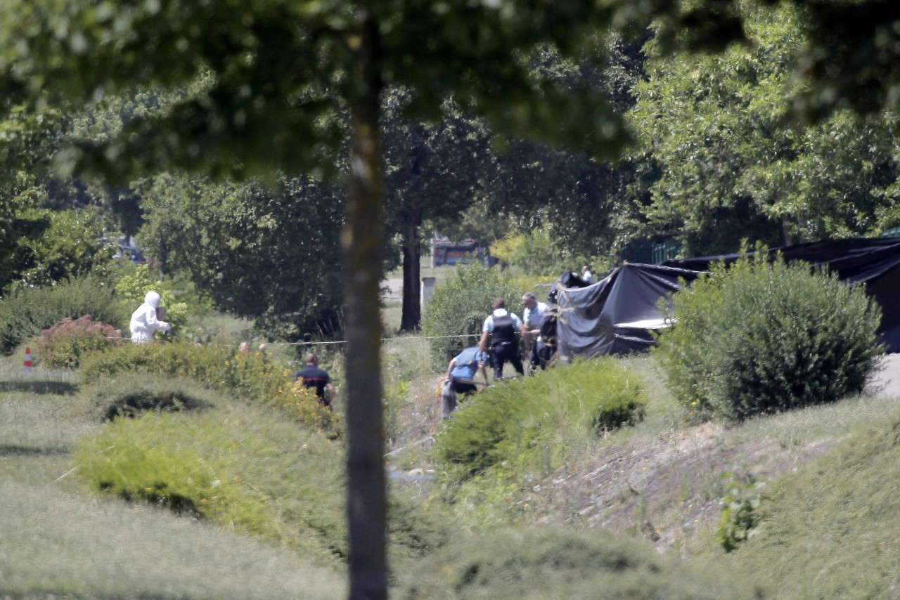 Un hombre decapitado y dos heridos en un atentado terrorista en Francia. Un auto con al menos dos personas ingresó en una fábrica francesa de gas de la ciudad de Isere y produjo una explosión. El ataque tiene el sello del ISIS, aunque no fue...