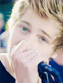 calhood:  Luke “holy fucking shit your eyes are ridiculous” Hemmings 