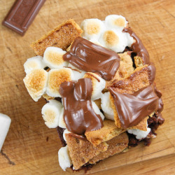 montparnasscandy:  thecakebar:  Smores Brownies Tutorial  WHAT HAVE YOU CREATED 