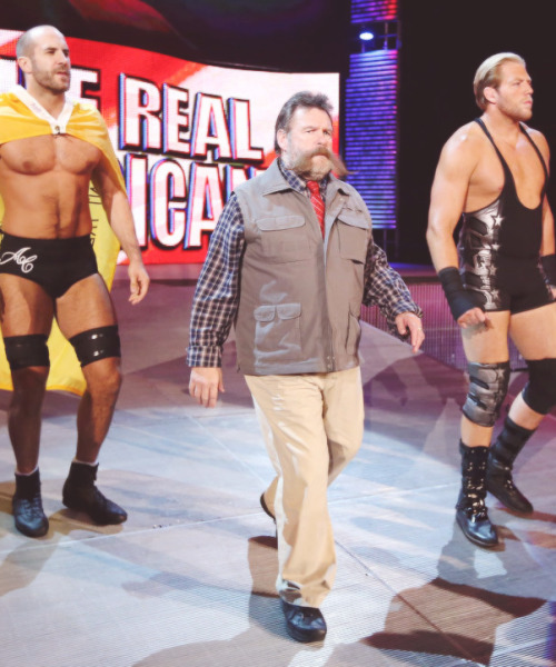 Ugh Cesaro with that flag cape turns me on and I don’t know why!